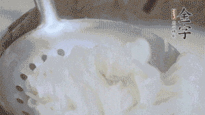 米粉煮熟過涼水備用。