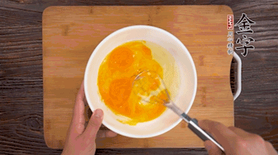 雞蛋加鹽、料酒打散后，加1.5倍溫水?dāng)嚢杈鶆颉?>
					</div>
					<span>步驟 2/5</span>
					<p>雞蛋加鹽、料酒打散后，加1.5倍溫水?dāng)嚢杈鶆颉?/p>
				</li><li>
					<div   id=