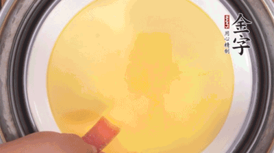 將火腿片均勻鋪上，繼續(xù)蒸6分鐘。