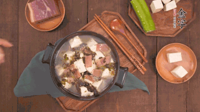 出鍋前撒蔥花。