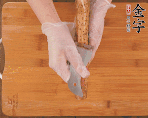 山藥去皮切滾刀塊，熱水汆燙30秒，撈出冷水浸泡。