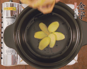 準(zhǔn)備土砂鍋，放姜片、鴿子、火腿片、蔥結(jié)、料酒，加沒過(guò)食材多些的清水，中小火燉煮。