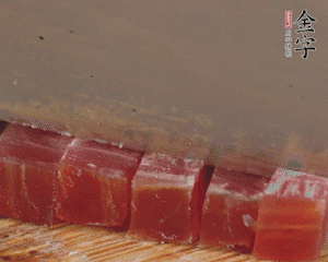 金字火腿切丁，春筍剝殼切丁，豌豆剝粒。