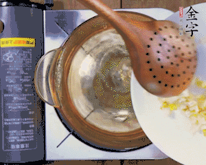 春筍丁焯水，1分鐘后加火腿丁一同汆燙1分鐘。