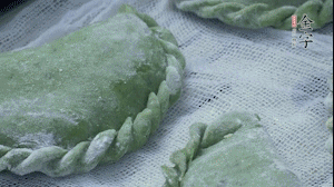 【制作】2.蒸架上墊浸濕的屜布，再放上清明果，大火蒸10~15分鐘，完成，出鍋啦！