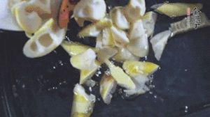 將淡咸肉、春筍、五花肉一起放入鍋中。