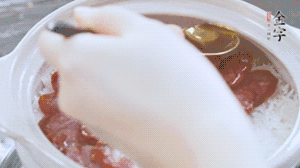 沿鍋邊倒一圈食用油蓋蓋，繼續(xù)小火燜8分鐘。