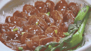 燜好后放入小青菜，均勻淋上醬汁，撒上蔥花或芝麻即可。