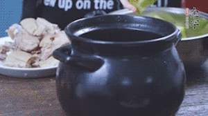 另起砂鍋，依次放入蘿卜、羊肉、火腿蹄片，加料酒、清水沒過食材。