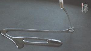 鍋中加少許油，爆香蔥姜蒜、香料 ，喜歡麻的也可以加點(diǎn)花椒！接著放入郫縣豆瓣醬煸炒出紅油。