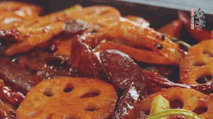 撒上芝麻和蔥，一道鮮香熱辣的麻辣香腸香鍋就做好了！