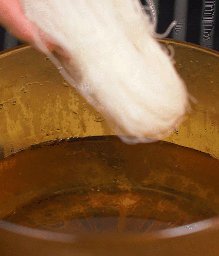 青番茄切片、金字臘肉切薄片、小米辣線椒切圈。