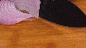 鍋中少許油，熱油倒入香腸煸炒出油，倒入南瓜塊、洋蔥翻炒片刻。