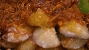 把茄子一條一條的擺好放在盤子上，上鍋蒸制3到4分鐘，出鍋后撒上蔥花。