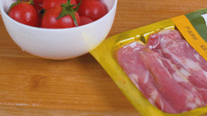 洋蔥、土豆切丁塊，火腿切小片，小番茄對(duì)半切開(kāi)。