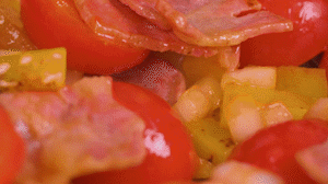 接著放入土豆和洋蔥，翻炒兩分鐘斷生。