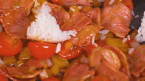 將米飯倒入鍋中搗散，同其他食材混合拌炒均勻關(guān)火。