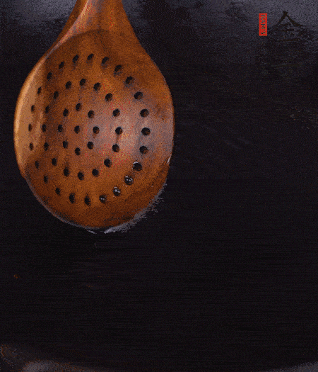 鍋中多倒些花生油，油溫達(dá)80度時(shí)，下芋頭丁炸 40 秒，直到表皮金黃，撈出待用。