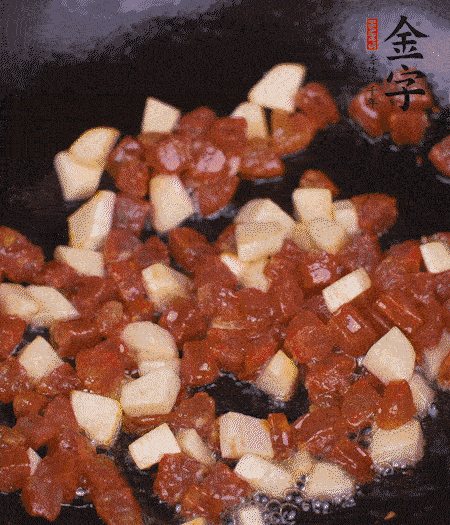 鍋中熱油，下香腸丁、茭白丁大火炒出香味。倒入米飯拍散，炒2～3分鐘。