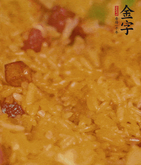 放一撮鹽、生抽少許，倒入炸好的芋頭。最后撒蔥花、蒜末翻炒均勻。