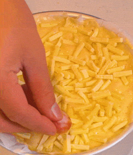 撒上馬蘇里拉芝士，用香腸片裝飾表面，180攝氏度烤箱烤20-25分鐘。