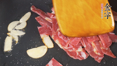 意面按照包裝時(shí)間煮熟過(guò)涼水，金字淡火腿切成小片。