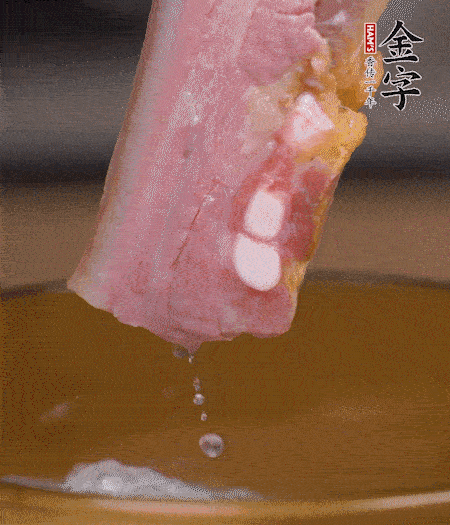 煮過的西蘭花切碎。煮熟的淡咸肉切丁。