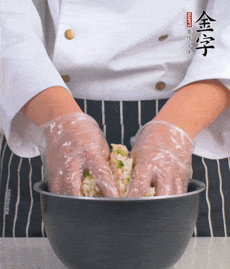 米飯中放西蘭花碎、咸肉丁，加少許黑胡椒、十來滴橄欖油拌勻。