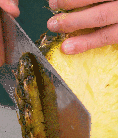 鳳梨去皮把果肉切塊，醬肉切小塊。