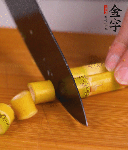 小野筍剝?nèi)ネ馄?，切成小段?>
					</div>
					<span>步驟 2/7</span>
					<p>小野筍剝?nèi)ネ馄ぃ谐尚《巍?/p>
				</li><li>
					<div   id=