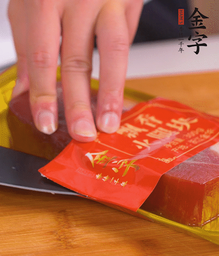 金字火腿切片，生姜切絲，蔥白切末。