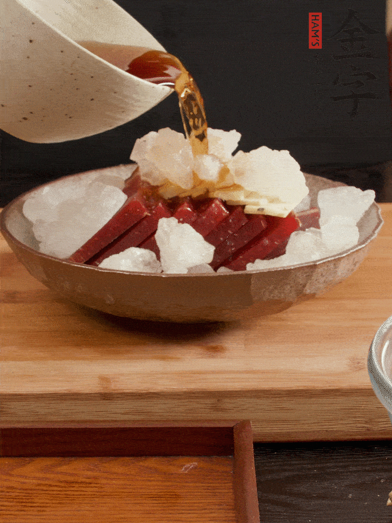 加姜片、冰糖、黃酒、水，蒸60分鐘，將火腿的咸逼出來。