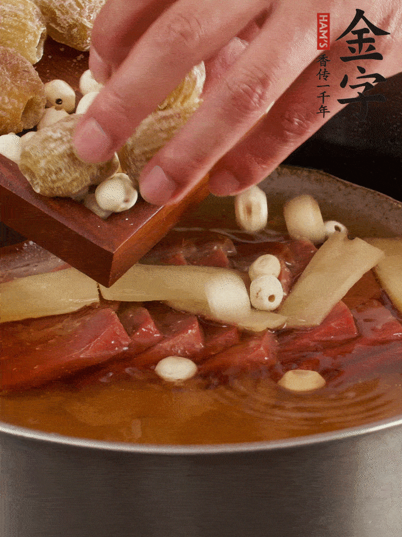 待冰糖融化后，放入蜜棗、蓮子同蒸25分鐘左右。