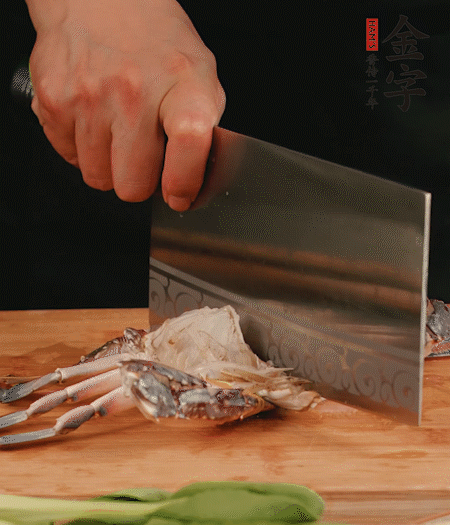 蟹殼拆開，去掉蟹肺、蟹心、蟹腮，切成4小塊。