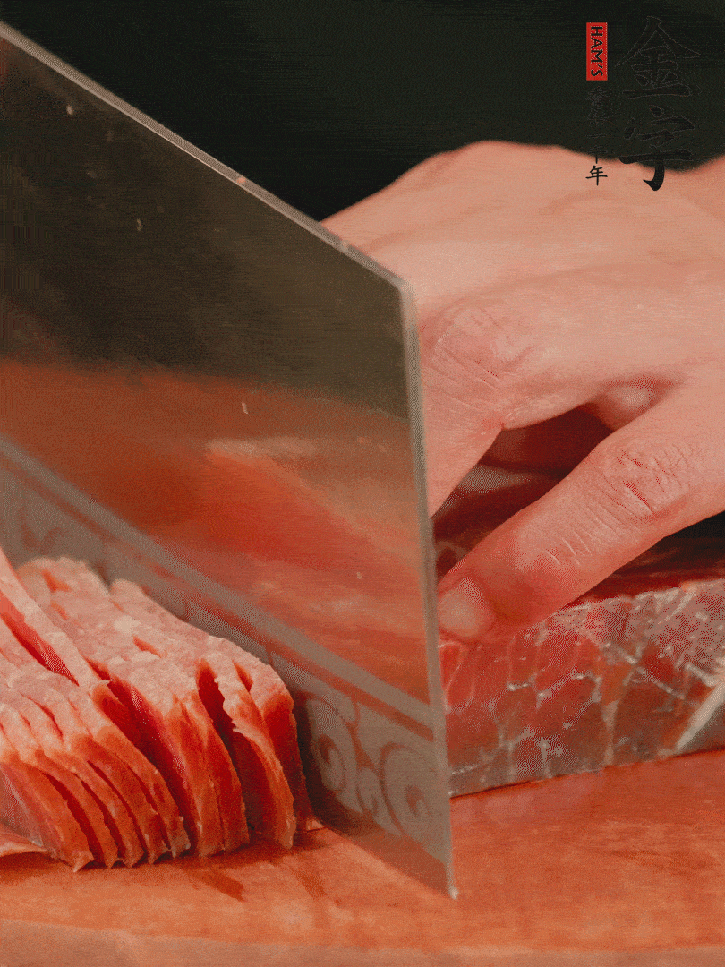 新鮮雞腿用刀在表面劃幾刀。金字火腿切薄片備用。