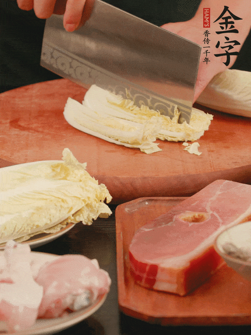 白菜去掉頭尾，對半豎切，再均勻切4刀。