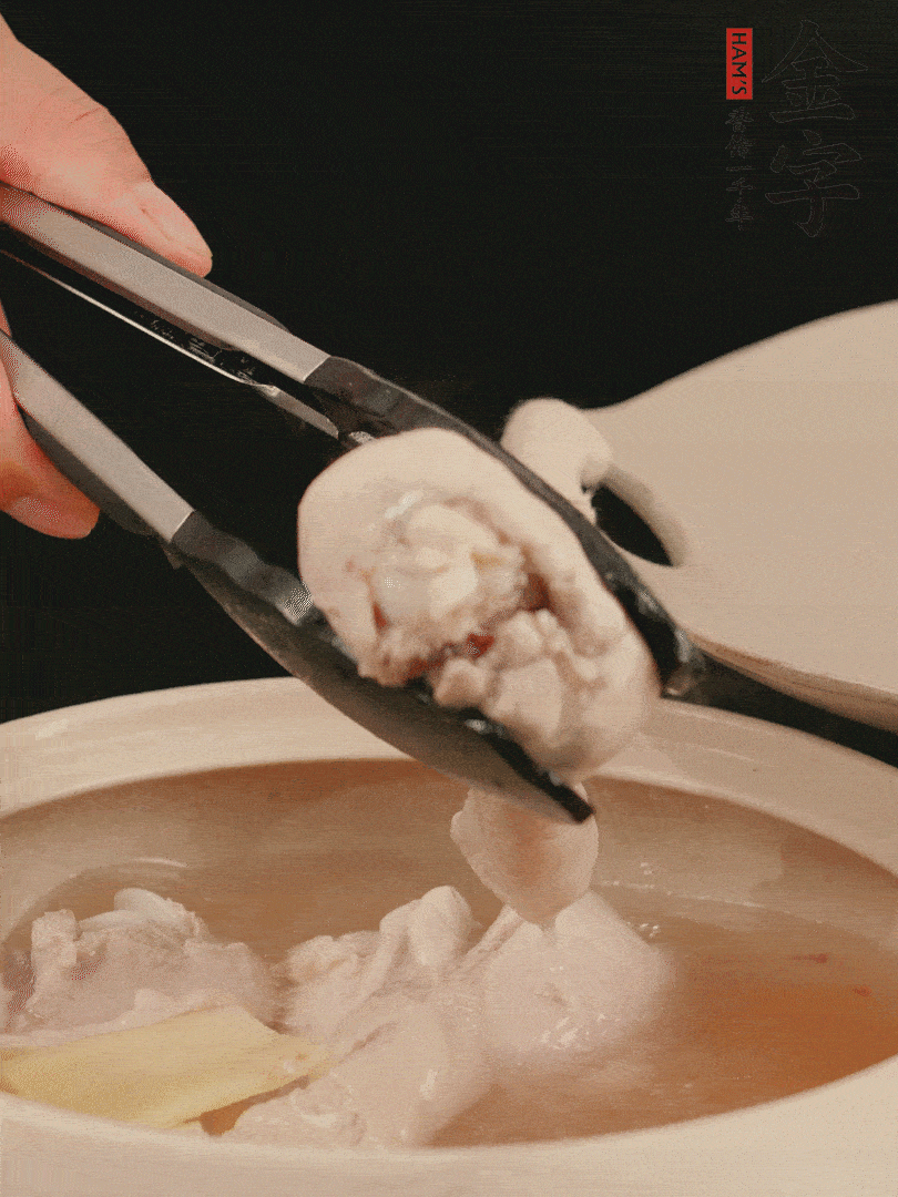 雞腿放入砂鍋，加姜片、料酒、清水，中火燉煮20分鐘撈出。