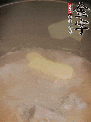 排骨洗凈，加生姜、黃酒焯水，溫水洗凈備用。