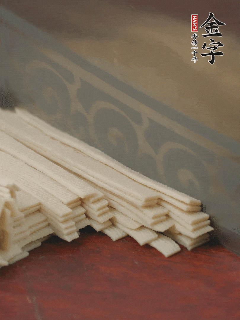 燉火腿期間，千張切細絲，白蘿卜去皮切細絲，蒜葉切細丁。