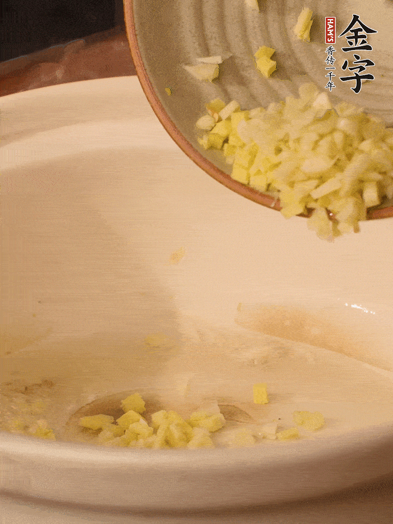 熱油下鍋，姜爆香。下冬瓜略微翻炒。