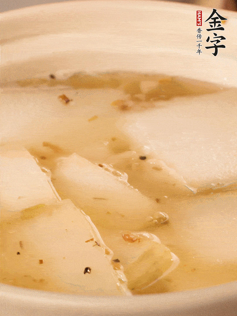 加入適量清水，再放咸肉，淋點(diǎn)黃酒添味。