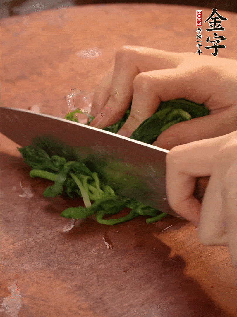 晾涼拽干水份，切碎備用。