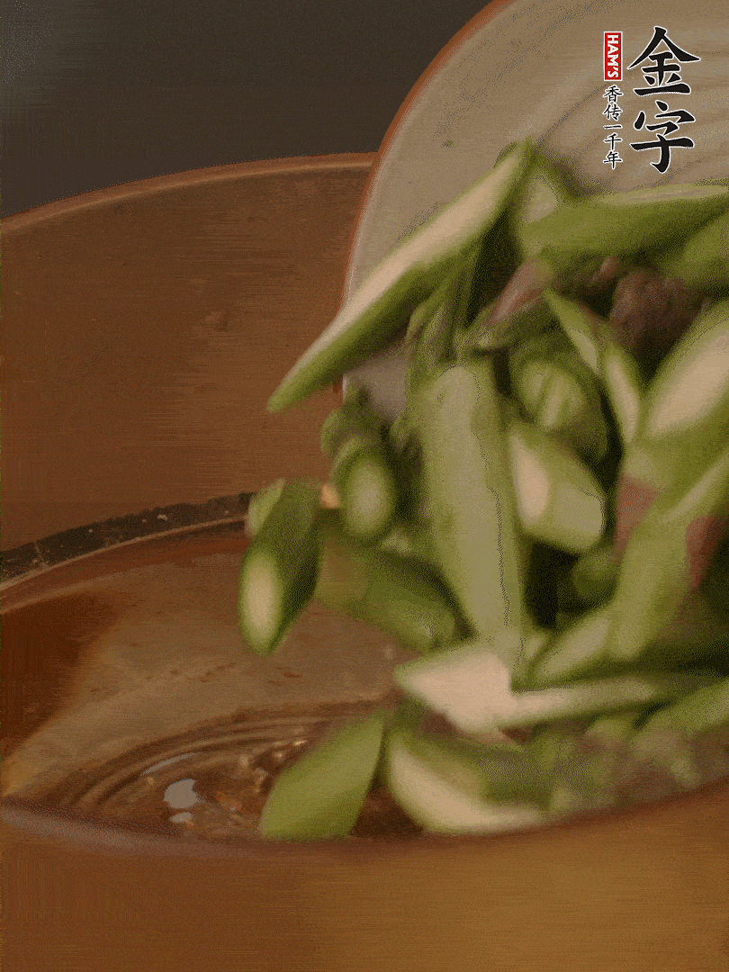 蘆筍、白玉菇焯水30秒備用。