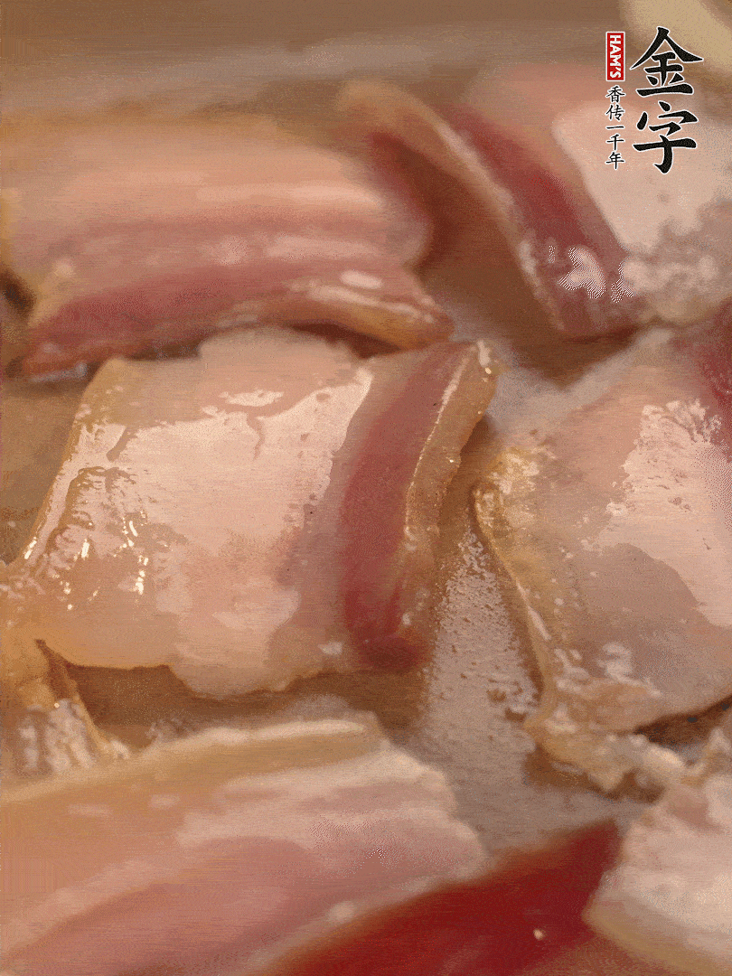 鍋中熱油煸香大蒜、咸肉。