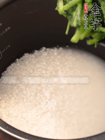 茼蒿、香腸放入浸泡好的大米，水沒過(guò)大米半指煮熟。