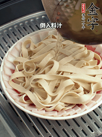 將料汁倒入食材中，改上保鮮膜蒸半小時。