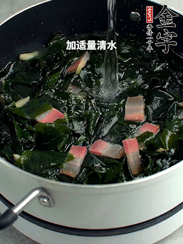 放入泡發(fā)好的裙帶菜翻炒一下，加適量清水燉煮。