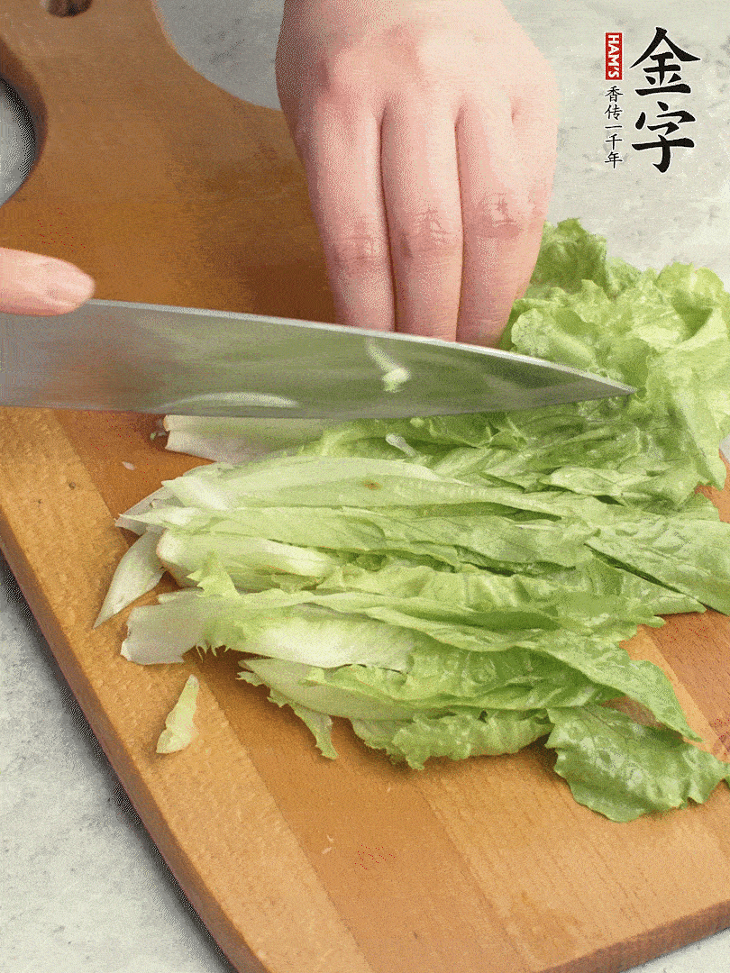 胡蘿卜、生菜、黃瓜切絲。