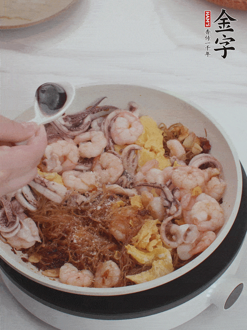 放1/3勺鹽、1/3勺雞精、1/3勺糖、2/3勺生抽調(diào)味。