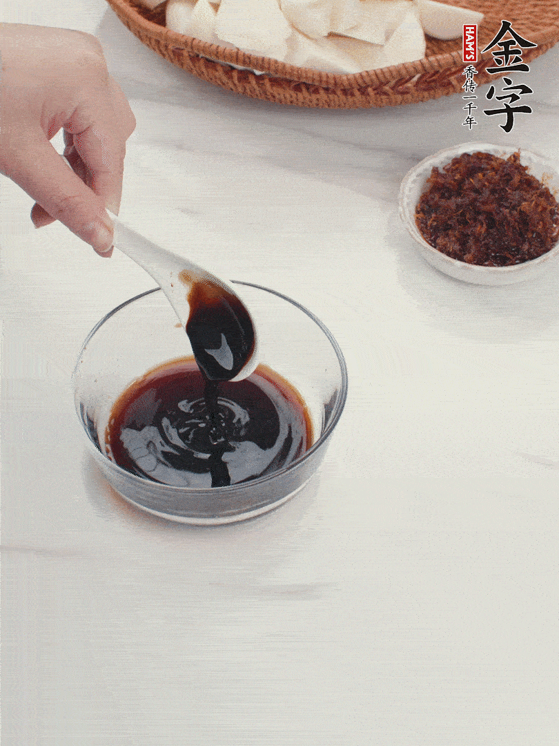 將生抽、老抽、黃酒和白砂糖在小碗里調成味汁。